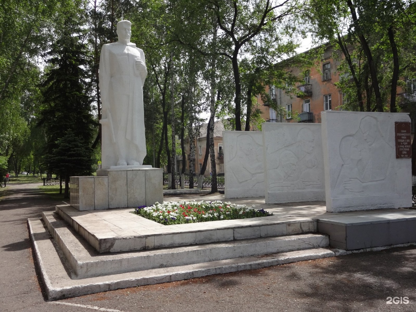 Орджоникидзевский новокузнецка. Памятник воинам Новокузнецка.