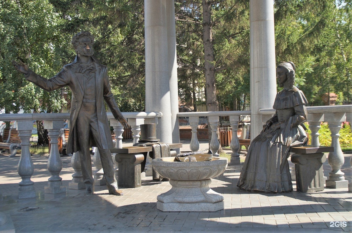Памятник Пушкину в Красноярске и Наталье Гончаровой