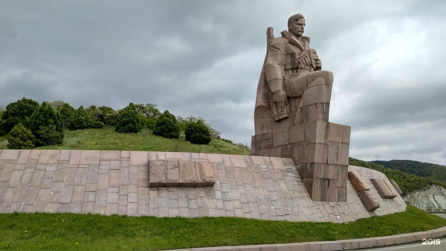 Памятник революции. Памятник морякам революции в Новороссийске. Морякам революции Новороссийск. Памятник погибшим морякам Новороссийск. Памятник морякам революции в Геленджике.