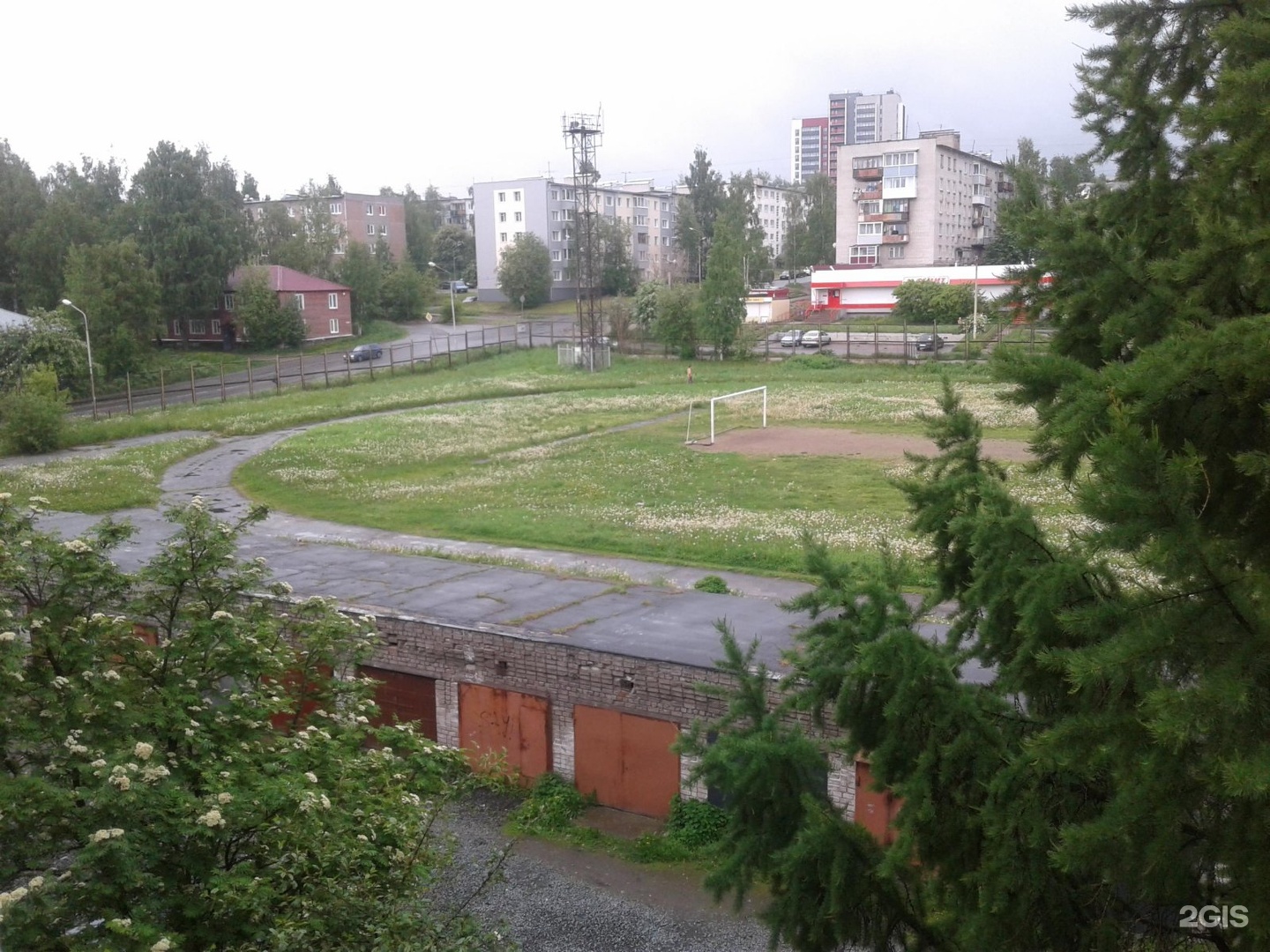 Машиностроитель петрозаводск. Стадион Машиностроитель Петрозаводск. Петрозаводск стадион Строймаш. Снег в Петрозаводске.