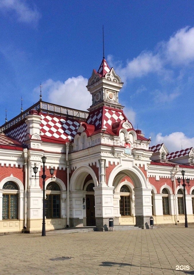 Вокзал екатеринбург улица. Музей Свердловской железной дороги Екатеринбург. Старый Железнодорожный вокзал Екатеринбург. Старый ЖД вокзал Екатеринбург. Старый вокзал (Екатеринбург).