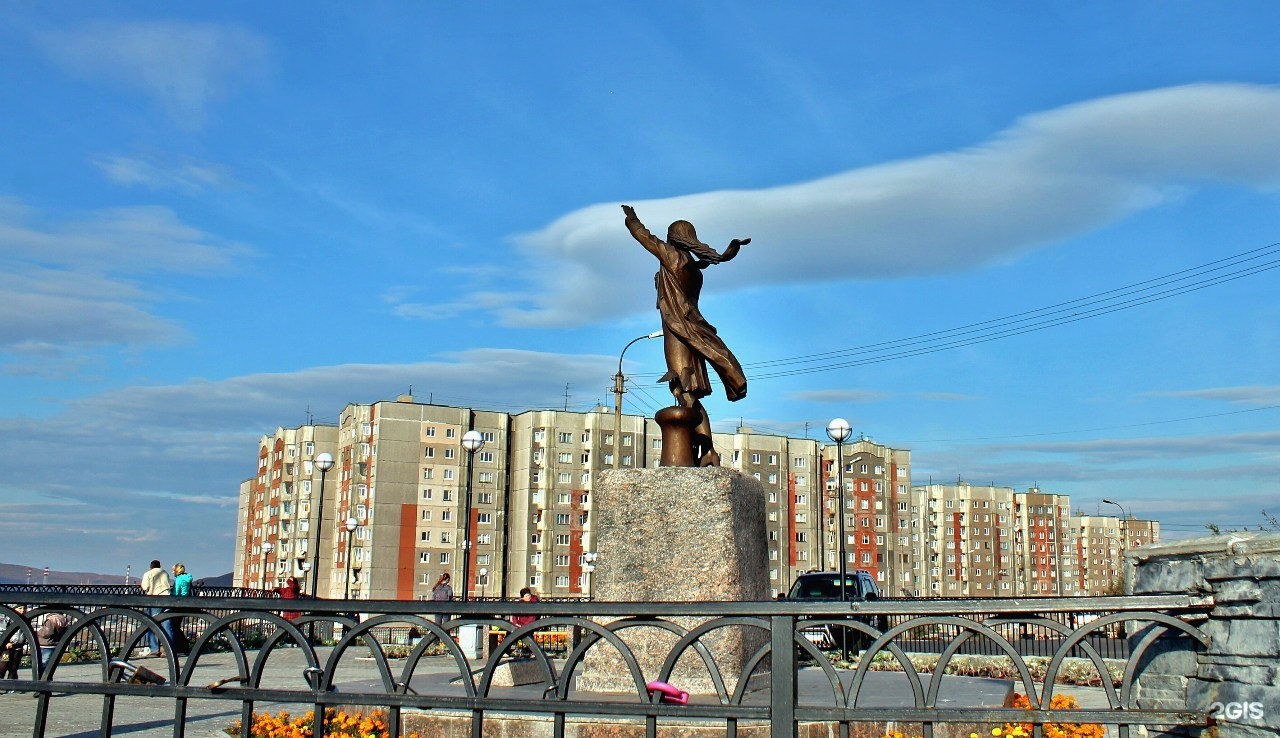 Памятники в мурманске. Мемориал ждущей Мурманск. Памятник ждущей в Мурманске. Памятник умеющим ждать в Мурманске. Скульптура ждущая в Мурманске.