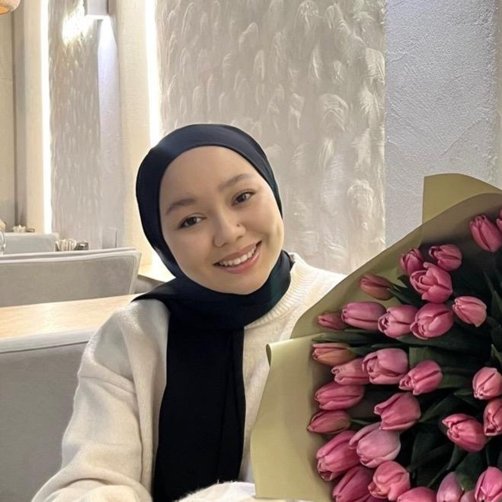 Порно шұлық пен өкшелі үй шаруасындағы әйелдер