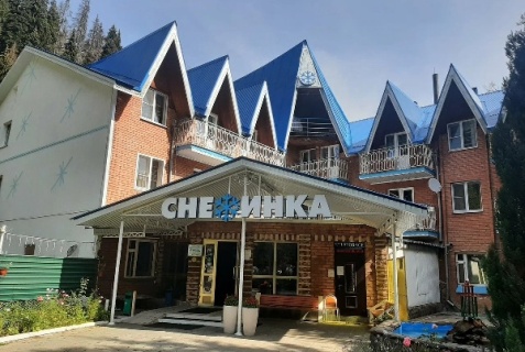 Домбай: Отель Снежинка