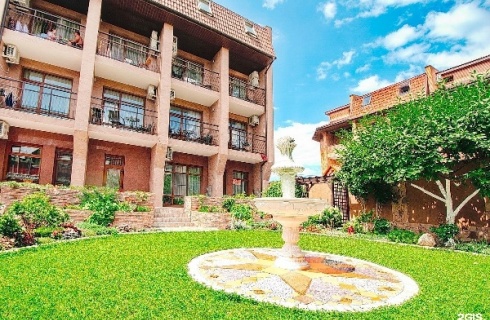 с. Дивноморское: Отель Verona